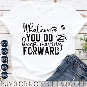 Peut inclure: Un t-shirt blanc avec un texte noir qui dit "Whatever you do keep moving forward". Le texte est écrit à la main et a un aspect vieilli. Le t-shirt est porté par une personne portant un jean bleu.