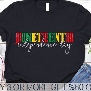 Peut inclure: Un t-shirt noir avec le texte "JUNETEENTH independence day" en lettres rouges, jaunes et vertes. Le texte "BUY 3 OR MORE GET %60 OFF" est en bas de l'image.