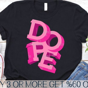 Peut inclure: Un t-shirt noir avec un graphisme 3D rose du mot "Dope" sur le devant. Le t-shirt est un modèle vierge pour un design.