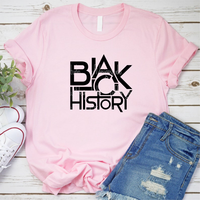 K&ouml;nnte beinhalten: Rosa T-Shirt mit einer schwarzen Grafik, auf der in fetter, blockiger Schrift "BLACK HISTORY" steht.