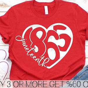 以下が含まれることがあります： 白のハート型デザインの赤いTシャツ。デザインは数字の「865」と「Juneteenth」の文字をスクリプトフォントで表示しています。「BUY 3 OR MORE GET %60 OFF」の文字が下にあります。