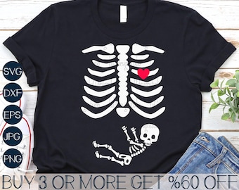 Könnte beinhalten: Ein schwarzes T-Shirt mit einem weißen Skelett-Design. Das Skelett hat ein rotes Herz in seiner Brust und ein kleines Skelett-Baby hängt an seinen Rippen. Der Text "BUY 3 OR MORE GET %60 OFF" befindet sich am unteren Rand des Bildes.