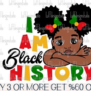 Puede incluir: Texto negro y verde con las palabras "I AM BLACK HISTORY" en una fuente estilizada. Una ilustración de dibujos animados de una niña negra joven con ojos marrones y una expresión triste está en el centro del texto. La niña tiene los brazos cruzados y lleva una diadema roja con un lazo verde. El texto "BUY 3 OR MORE GET %60 OFF" está en la parte inferior de la imagen.