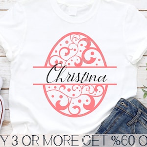 Könnte beinhalten: Ein weißes T-Shirt mit einem rosafarbenen Blumenmuster in Form eines Eies. Das Design ist in zwei Hälften geteilt, wobei der Name "Christina" in schwarzer Schrift in der Mitte steht.