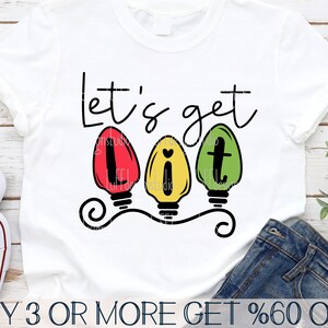 以下が含まれることがあります： 「Let's get lit」の文字が黒い筆記体で書かれた白いTシャツ。 「lit」の文字はカラフルなクリスマス電球で表現されています。 TシャツにはSVG、DXF、EPS、JPG、PNGのアイコンも付いています。