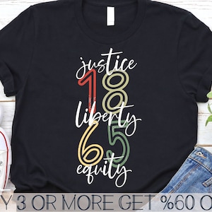 Puede incluir: Camiseta negra con texto blanco que dice "justicia 1865 libertad equidad".
