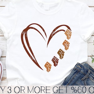Peut inclure: T-shirt blanc avec un motif de cœur marron et une série de poings bruns de différentes nuances. Le t-shirt porte également le texte "design studio" et les mots "BUY 3 OR MORE GET %60 OFF".