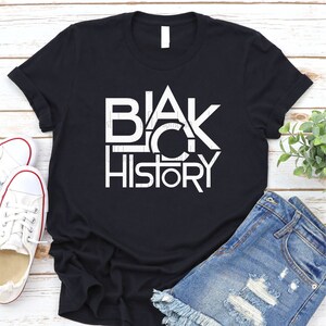 K&ouml;nnte beinhalten: Schwarzes T-Shirt mit wei&szlig;em Text, der "Black History" in einem geometrischen Design lautet.