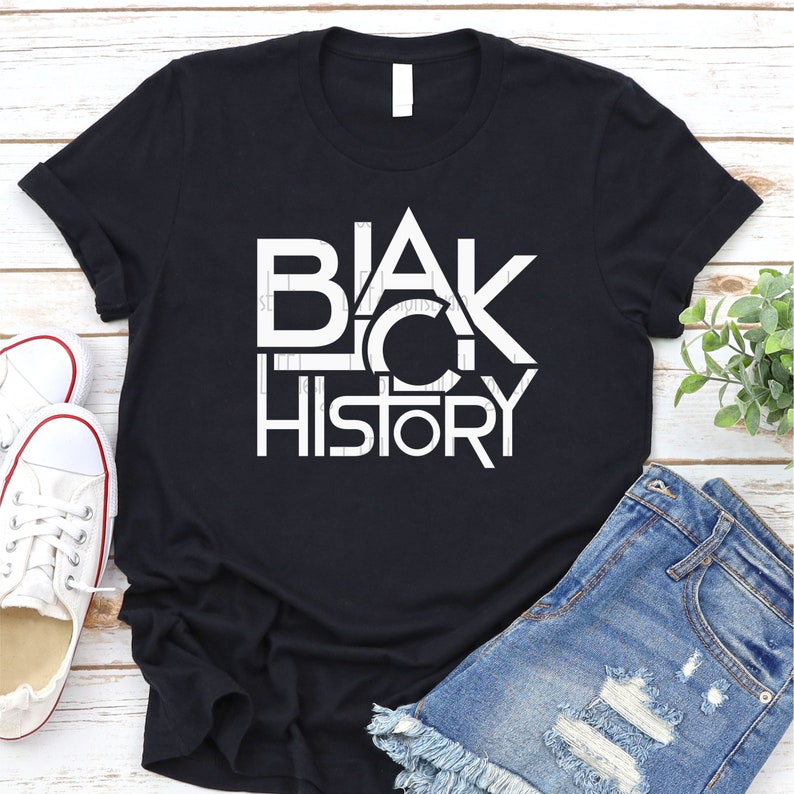 K&ouml;nnte beinhalten: Schwarzes T-Shirt mit wei&szlig;em Text, der "Black History" in einem geometrischen Design lautet.
