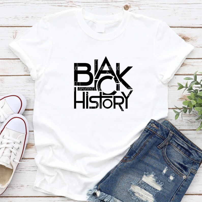K&ouml;nnte beinhalten: Wei&szlig;es T-Shirt mit schwarzem Text, der in einer stilisierten Schrift "Black History" lautet.
