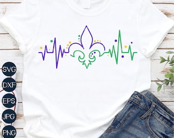 Puede incluir: Camiseta blanca con un diseño de flor de lis morado y verde y un gráfico de latido del corazón. El diseño incluye puntos amarillos. "COMPRA 3 O MÁS Y OBTÉN UN 60% DE DESCUENTO" está escrito en la parte inferior de la imagen.
