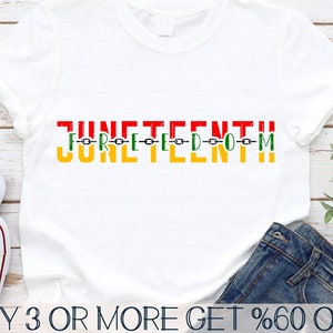 Op de afbeelding: Een wit T-shirt met de woorden "Juneteenth" in rode, gele en groene letters. De letters worden gescheiden door een kettingschakelontwerp. De tekst "BUY 3 OR MORE GET %60 OFF" staat onderaan het shirt.