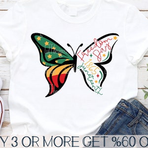 Peut inclure: Un t-shirt blanc avec un motif de papillon. Le papillon est composé des couleurs rouge, jaune, vert et noir. Les ailes du papillon portent les mots "Freedom Day 1865 Juneteenth".