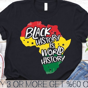Könnte beinhalten: Schwarzes T-Shirt mit einer roten, gelben und grünen Umrandung des afrikanischen Kontinents. Der Text "Black History is World History" ist in weißen Buchstaben auf dem Shirt geschrieben.
