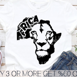 以下が含まれることがあります： アフリカ大陸の黒と白のグラフィックデザイン。大陸の形に「アフリカ」という単語が書かれています。グラフィックには、真剣な表情をしたライオンの頭も含まれています。