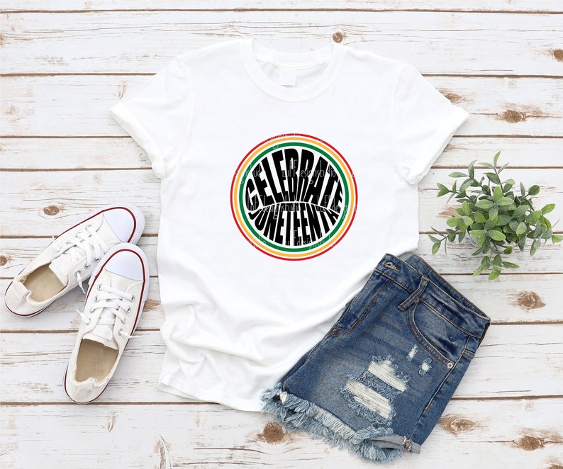 K&ouml;nnte beinhalten: Wei&szlig;es T-Shirt mit einem schwarzen Kreis-Motiv, auf dem in einer Retro-Schriftart "Celebrate Juneteenth" steht. Der Kreis ist von roten, gelben und gr&uuml;nen Streifen umgeben.