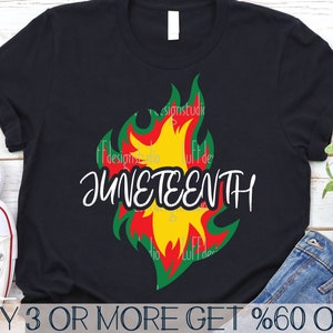 Puede incluir: Una camiseta negra con un diseño de llama roja, amarilla y verde y el texto "JUNETEENTH" en blanco. El diseño recuerda a la bandera panafricana.