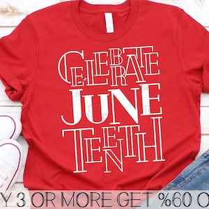 Puede incluir: Camiseta roja con texto blanco que dice "Celebrate Juneteenth".
