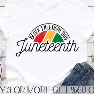 Puede incluir: Una camiseta blanca con un gráfico negro y verde que dice "Black Freedom Day Juneteenth". El gráfico es un arcoíris con colores rojo, amarillo y verde.