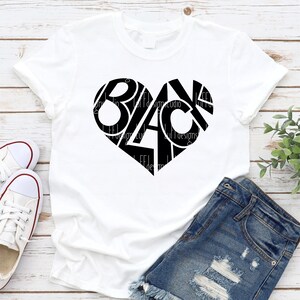 Puede incluir: Camiseta blanca con un dise&ntilde;o de coraz&oacute;n negro que deletrea "BLACK" en una fuente estilizada. La camiseta se combina con pantalones cortos de mezclilla y zapatillas blancas. El dise&ntilde;o incluye el texto "Luffi Design Studio".