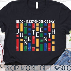 Puede incluir: Camiseta negra con las palabras "BLACK INDEPENDENCE DAY" y "JUNETEENTH" en un diseño de bloques de colores.
