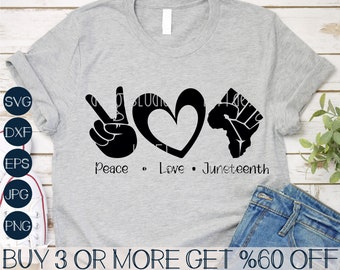 Pode incluir: Uma camiseta cinza com um sinal de paz, um coração e um punho. O texto "Peace Love Juneteenth" é impresso abaixo do gráfico.