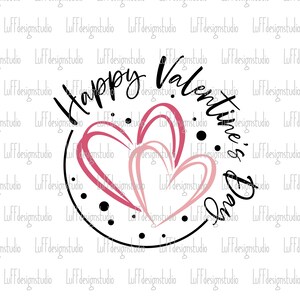 Puede incluir: Un c&iacute;rculo blanco y negro con el texto "Happy Valentine's Day" en una fuente manuscrita. Dos corazones rosas se superponen en el centro del c&iacute;rculo.