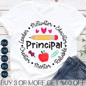 Op de afbeelding: Wit T-shirt met een zwart cirkelvormig ontwerp met de tekst "Leader, Motivator, Educator, Principal, Creator, Mentor, Reliable". Er bevat ook afbeeldingen van een potlood, een rode appel, een paperclip en een duimspijker.