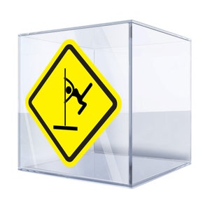 Puede incluir: Un contenedor transparente en forma de cubo con una señal de advertencia amarilla en forma de diamante. La señal presenta una silueta negra de una persona cayendo de un poste. La señal está centrada en la parte delantera del cubo.