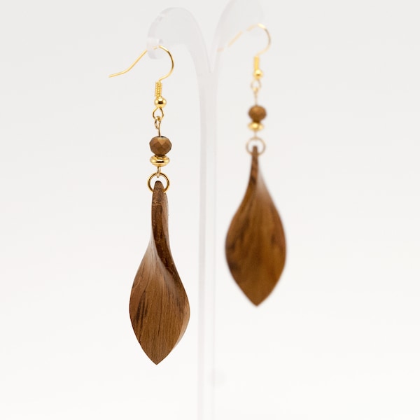 Aluna. Boucles d'oreilles en bois de feuille de teck avec zamak plaqué or et perles brunes A082-1