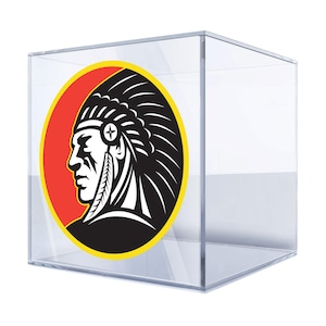 Könnte beinhalten: Eine Schwarzweißillustration eines Indianers im Profil, der einen Federkopfschmuck trägt. Die Illustration ist auf einem roten und gelben Kreis.