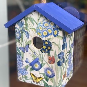 Birdhouse w/Secret Spy Window: Summer meadow