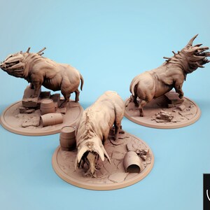 Puede incluir: Tres figuras en miniatura de monstruos beige sobre bases circulares. Cada criatura tiene una pose y un diseño únicos, con detalles como cuernos y lenguas prominentes. Las bases incluyen terreno simulado con barriles y rocas. El texto "PRE-SUPPORTED STL" es visible.