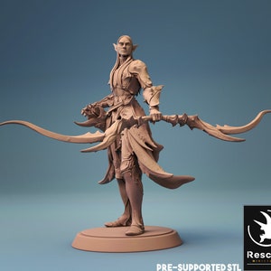 Könnte beinhalten: Eine 3D-gedruckte Miniatur eines Elfenkriegers, der ein doppelschneidiges Krummsäbel hält. Die Miniatur ist in hellbrauner Farbe bemalt und steht auf einem runden Sockel. Die Miniatur ist vorgesichert und bereit zum Drucken.