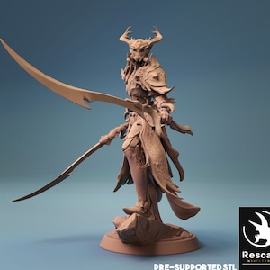 Könnte beinhalten: Eine 3D-gedruckte Miniatur einer humanoiden Figur mit Hörnern und einem fließenden Gewand, die zwei Schwerter hält. Die Figur steht auf einem felsigen Sockel. Die Miniatur ist vorgesichert und bereit zum Drucken.