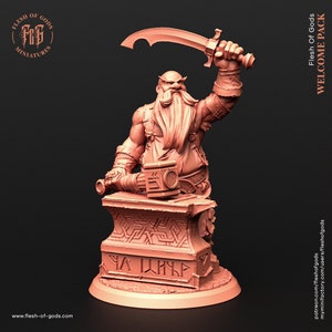 Può includere: Una statuetta in miniatura di un nano che tiene una spada e un martello, in piedi su un'incudine con rune incise. La statuetta è realizzata in plastica marrone chiaro e fa parte di un pacchetto di benvenuto per le miniature Flesh of Gods.