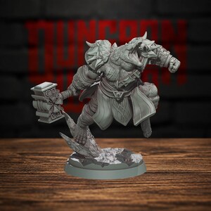 Peut inclure: Une figurine miniature grise non peinte représentant un guerrier humanoïde reptilien dans une pose de saut dynamique. Le personnage présente une peau écailleuse, des épaulettes à pointes et un pagne, tout en tenant un grand marteau de guerre.
