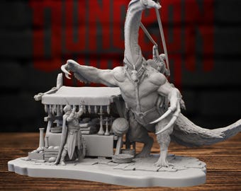 Puede incluir: Una miniatura de mesa de resina gris que muestra una criatura grande de cuello largo con garras afiladas y una silla de montar, junto a un puesto de mercado. Una figura está de pie en el puesto, lleno de varios objetos pequeños y recipientes.