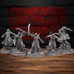 Op de afbeelding: Een set van vijf grijze, onbeschilderde miniatuurfiguurtjes die humanoïde figuren met vogelkoppen, gespierde torso's en lange gewaden voorstellen. Elk figuur staat in een dynamische gevechtshouding met gebogen zwaarden op ronde voetstukken.