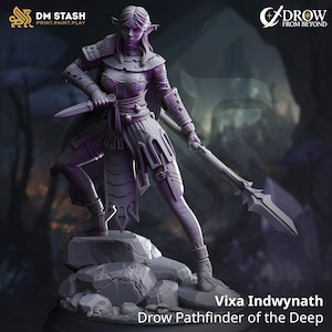 Puede incluir: Figura impresa en 3D de Vixa Indwynath, una Drow Pathfinder of the Deep. La figura gris está en una pose dinámica, sosteniendo una lanza y una daga. Se encuentra sobre una base rocosa. El texto "DM STASH PRINT.PAINT.PLAY" y "DROW FROM BEYOND" está incluido.