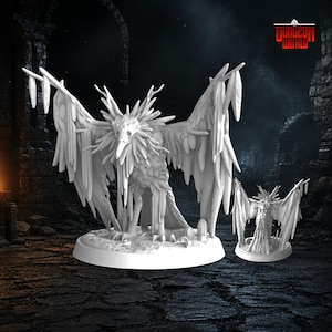 Puede incluir: Figura de fantasía blanca y detallada de una criatura con cráneo de ave, cornamenta y alas emplumadas. La figura está sobre una base redonda, con una versión más pequeña al lado. El logotipo de Dungeon World está en la esquina superior derecha.