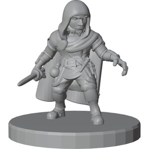 以下が含まれることがあります： フードを被ったキャラクターの未塗装の灰色のミニチュアフィギュア。円形の台座の上に立っています。マントを羽織り、ポーチと小さな短剣が付いたベルトを締め、右手に短い剣を持ち、左手を前に突き出しています。