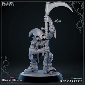 Pode incluir: Uma figura em miniatura cinzenta de um personagem semelhante a um goblin, segurando uma foice de 4,4 cm. A figura est&aacute; vestindo um chap&eacute;u pontudo, roupas esfarrapadas e botas. A base tem 2,5 cm. O texto na base diz "Red Capper 3".