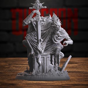 Może przedstawiać: Szara miniaturowa figurka z żywicy przedstawiająca siedzącą, szkieletową postać w koronie i powiewnej pelerynie. Postać trzyma oburącz duży, ozdobny miecz w pozycji pionowej, opierając ostrze na kamiennym cokole z gruzem.