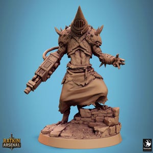 Puede incluir: Figura marrón detallada de un guerrero con armadura, con un casco cónico y un arma unida al brazo izquierdo. La figura está sobre una base de piedra sobre un fondo azul. El texto "RATKIN ARSENAL" es visible.