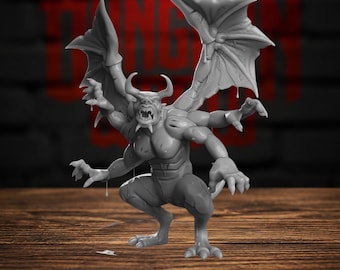 Puede incluir: Una miniatura de resina gris sin pintar de una criatura demoníaca de múltiples brazos con grandes alas de murciélago, cuernos afilados y una expresión de gruñido. La figura tiene seis brazos, manos con garras y una postura musculosa y agachada.