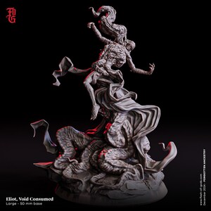 Pode incluir: Uma miniatura impressa em 3D de uma figura sendo consumida por um vazio, com uma base texturizada. A figura está em uma pose dinâmica, com os braços estendidos e uma capa fluida. O vazio é representado como uma massa de tentáculos que se agitam.