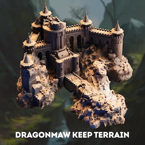 Puede incluir: Un modelo detallado de un castillo medieval, con torres, almenas y un puente, posado sobre un terreno rocoso. El texto "DRAGONMAW KEEP TERRAIN" se muestra en la parte inferior. El castillo está representado en tonos marrones y beige.
