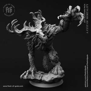 Puede incluir: Una miniatura gris y detallada de una criatura monstruosa con cuernos, garras afiladas y una cara que gruñe. La miniatura está en una postura dinámica, con una garra levantada en el aire. La miniatura forma parte de una colección llamada "A Cult of Mortality".