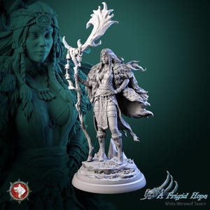 Peut inclure: Une figurine miniature grise et détaillée d'une guerrière avec une cape de fourrure et un bâton surmonté de bois de cerf. La figurine est debout sur une base circulaire avec une texture rocheuse. L'arrière-plan est de couleur verte unie.